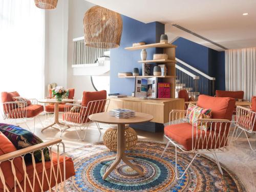 Ruang duduk di Croisette Beach Hotel Cannes - MGallery Collection
