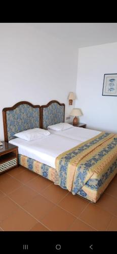 ein Schlafzimmer mit einem großen Bett und einem Tisch in der Unterkunft Ad un passo dalle stelle 56 domina coral bay in Sharm El Sheikh