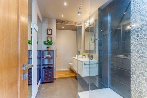 VUE MAGENTA AP4484 by Riviera Holiday Homes