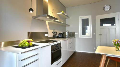 a kitchen with a bowl of fruit on a counter at Carl.22 City Appartements in Eisenach