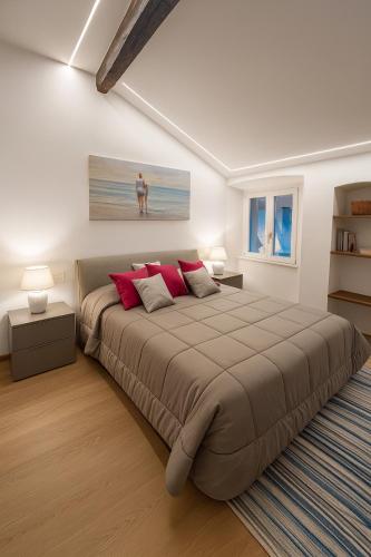 Postel nebo postele na pokoji v ubytování WELCOME RIVIERA Mazzini 77 appartamento lusso nel centro di Rapallo,WIFI, condizionamento in ogni stanza, attrezzato con tutto quello che serve in una casa, per un soggiorno da favola, parcheggio a pagamento 15euro al giorno da prenotare in anticipo