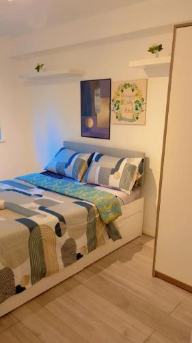 a bedroom with a bed and a mirror at Jay's crash pad in London