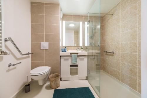 een badkamer met toilet, wastafel en douche bij Résidence de Perros-Guirec in Perros-Guirec