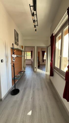 an empty living room with wood floors and a lamp at Centro Città 2 in Gorizia