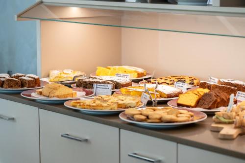 un buffet lleno de diferentes tipos de pasteles y repostería en Hotel Iride & Spa bed&breakfast, en Cesenatico