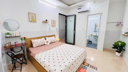 - une petite chambre avec un lit et une salle de bains dans l'établissement 1988 Homestay Vũng Tàu, à Vung Tau