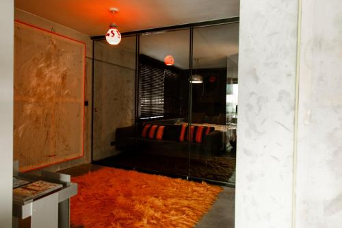 een woonkamer met een bank en een rood tapijt bij Brut Loft Caminha in Caminha