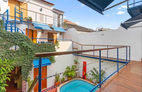 卡塔赫纳Casa Trinidad Getsemaní Hotel的带阳台和游泳池的公寓