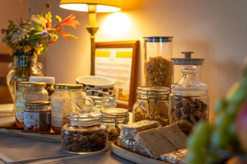una mesa con tarros de comida y un espejo en Agriturismo Melodie Toscane Sorano, en Sorano