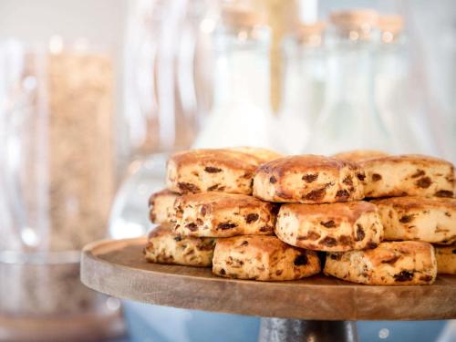 ein Haufen Bagels auf einem Tisch in der Unterkunft Novotel Marne-la-Vallée Noisy-le-Grand in Noisy-le-Grand