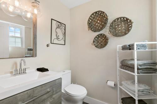 Koupelna v ubytování The Crucian Queen - Walkable - AC - Outdoor Shower