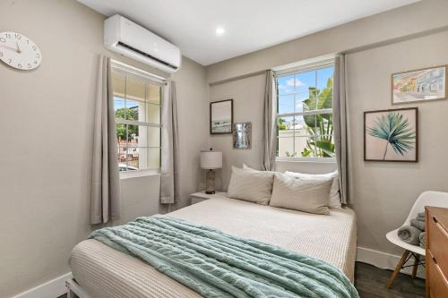Postel nebo postele na pokoji v ubytování The Crucian Queen - Walkable - AC - Outdoor Shower