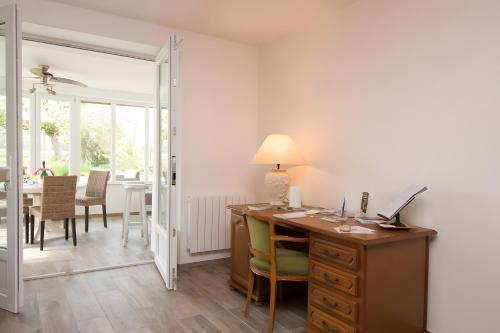 FromentièresにあるGîte Comme Chez Soi En Champagneのデスク(ランプ付)、ダイニングルーム