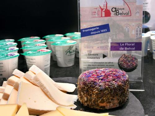 Ein mit Streuseln bestreuter Donut neben Käse und anderen Desserts in der Unterkunft Mercure Arras Centre Gare in Arras