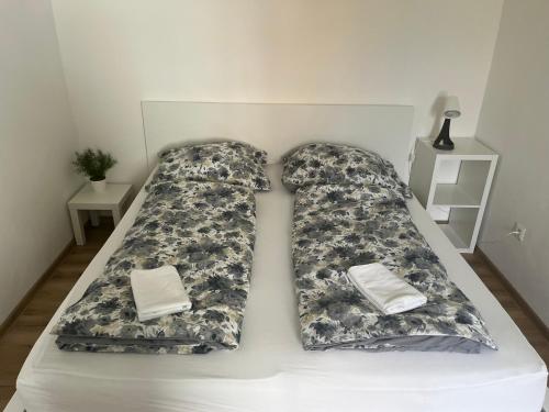 Una cama o camas en una habitación de Apartmán ERUDITO Královský vršek Jihlava