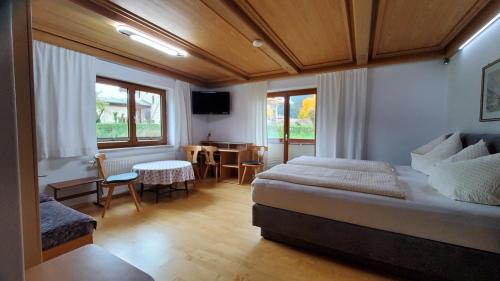 ホッホフィルツェンにあるFerienwohnung Habelのベッドとテーブルと椅子のある寝室