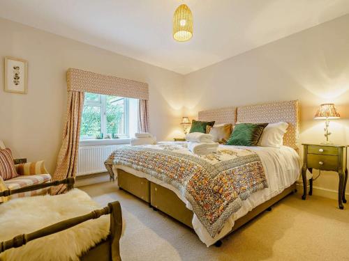 Un dormitorio con una cama grande y una ventana. en 2 Bed in Richmond 83085, en Barton
