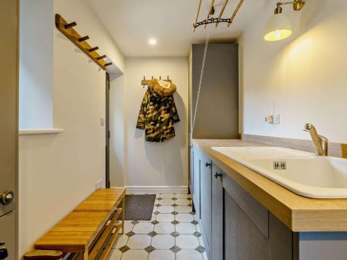 y baño con lavabo, espejo y encimera. en 2 Bed in Richmond 83085, en Barton