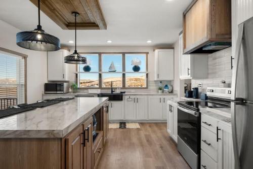 O bucătărie sau chicinetă la New Bear Lake Home with Beautiful Fall Views