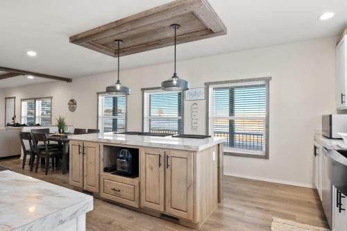 Kuchyň nebo kuchyňský kout v ubytování New Bear Lake Home with Beautiful Fall Views