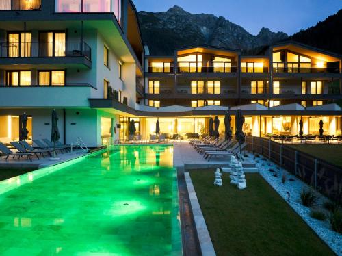Bazén v ubytování Neueröffnung ELVA PREMIUM APARTMENT HOTEL inklusive Sommerpass STUBAI SUPER CARD nebo v jeho okolí