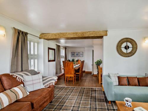 Postel nebo postele na pokoji v ubytování 4 Bed in Allonby 95050