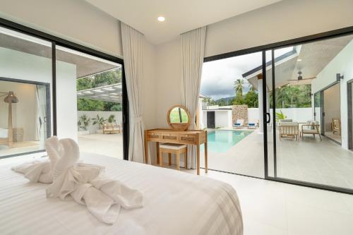 Postel nebo postele na pokoji v ubytování Luan Residence 3BR Pool Walk to Beach and Village