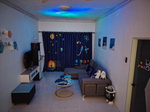 a living room with a couch and a table at Happy Homestay Cameron Jaya in Cameron Highlands