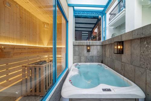Fotografie z fotogalerie ubytování Ha Long New Villa 3BRS - nearby beach - Pool & Sauna v destinaci Ha Long