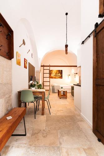 a kitchen and dining room with a table and chairs at Carpe Diem - Dimora Rustica in Corato