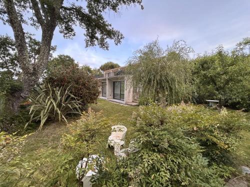 a house with a garden in front of it at Quinta de Melquíades in Portela