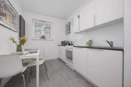 Η κουζίνα ή μικρή κουζίνα στο Blue Apartment in Warsaw with Desk for Remote Work and Parking by Noclegi Renters