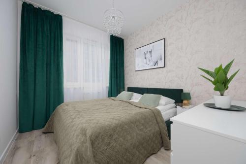 Ένα ή περισσότερα κρεβάτια σε δωμάτιο στο Blue Apartment in Warsaw with Desk for Remote Work and Parking by Noclegi Renters