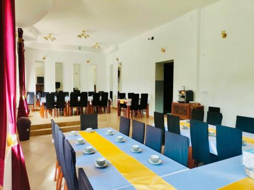 ein Esszimmer mit einem langen Tisch und Stühlen in der Unterkunft Hotelino Stare Miasto Częstochowa in Częstochowa