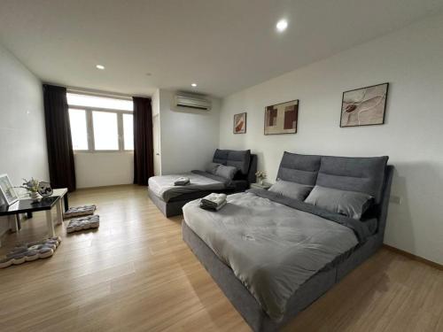 Una gran sala de estar con una cama y un sofá. en Wonderful Seaview Studio 4Pax 118 Island Plaza, en George Town