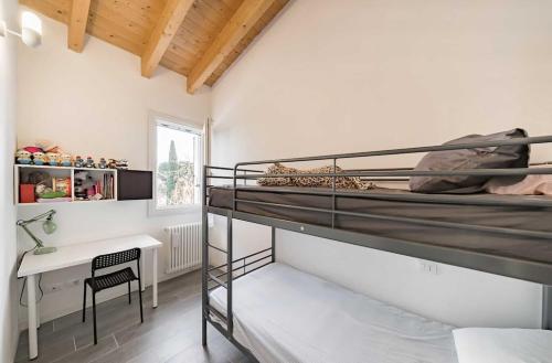 Giường trong phòng chung tại Relais Fasanella attico - Lago di Garda Toscolano Maderno
