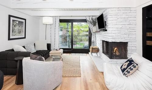 Una sala de estar con un sofá y una chimenea. en Cozy Aspen Getaway Views Fireplace Comfort, en Aspen