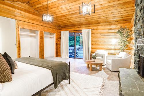 En eller flere senge i et værelse på Red Mountain Lodge