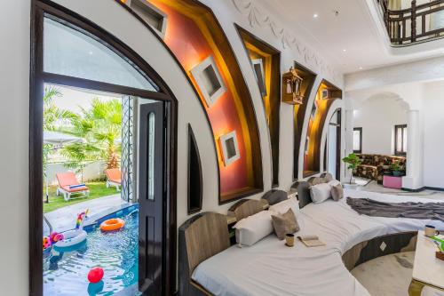 2 camas en una habitación con piscina en Aara - Boutique stay, en Udaipur