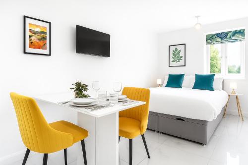 a room with a bed and a table and chairs at The Nest-Free Parking Cosy Studio, M40 access, underfloor heating in High Wycombe
