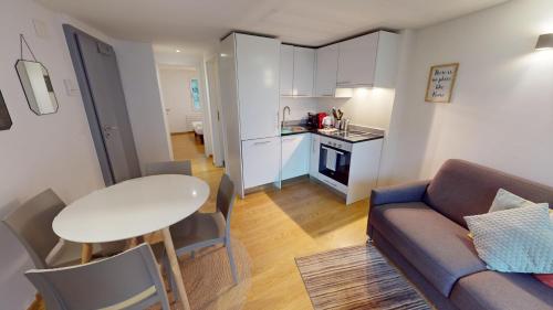 Fresh and Bright 1-Bedroom Centre Apartment - AL11