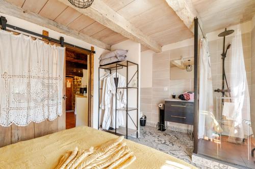 Postel nebo postele na pokoji v ubytování Cocon avec jacuzzi
