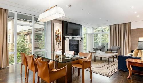 Ruang duduk di Modern Alpine Elegance in Park City