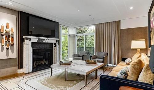 Ruang duduk di Modern Alpine Elegance in Park City
