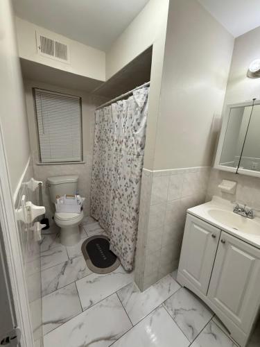Ένα μπάνιο στο Charming Large 3 beds-2 bath Newark EWR NYC