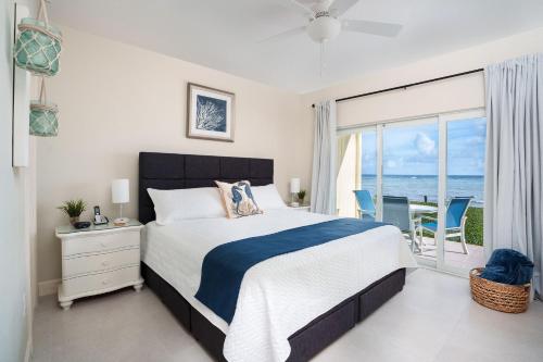 Ένα ή περισσότερα κρεβάτια σε δωμάτιο στο Natty's Cove Your Cozy Escape Steps to the Beach