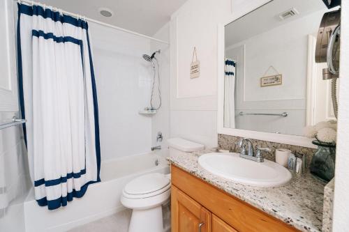 Bilik mandi di Natty's Cove Your Cozy Escape Steps to the Beach