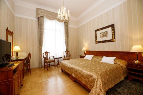 Postel nebo postele na pokoji v ubytování Bristol Palace