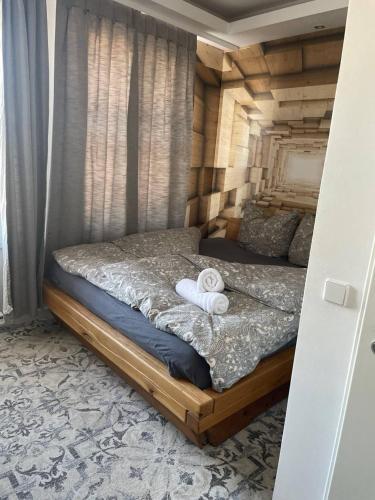 a bed with two towels on it in a room at Apartmenthaus in der Delitzscher Str in Halle-Saale nähe Hauptbahnhof in Halle an der Saale