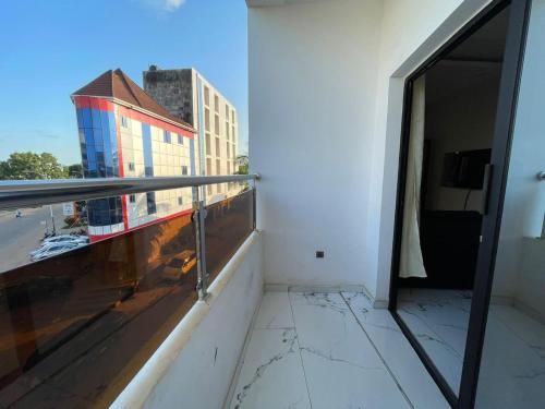 an empty balcony with a view of a building at Bless Appart in Fazao